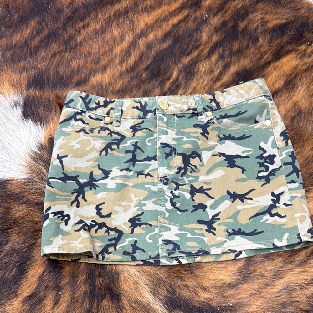 Tory Burch Camo Patterned Skirt. Size 28. Great condition.